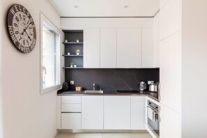 Een koelkast, een microgolfoven, een oven, een kookplaat