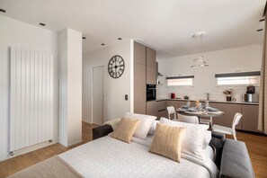 1 bedroom, desk, iron/ironing board, travel cot - Blue Diamond - Gorgeous lakefront apartment with parking (Lugano)