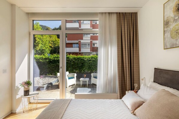 1 bedroom, desk, iron/ironing board, travel cot - Blue Diamond - Gorgeous lakefront apartment with parking (Lugano)