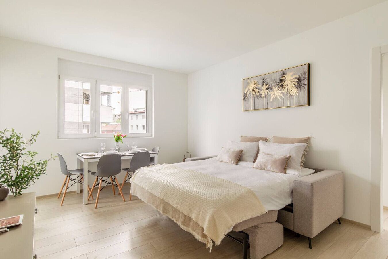 1 habitación, escritorio, tabla de planchar con plancha y cuna de viaje 