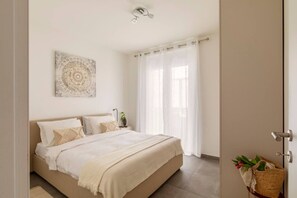 2 makuuhuonetta, työpöytä, silitysrauta/-lauta, vauvan matkasänky