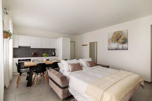 2 chambres, bureau, fer et planche à repasser, lit parapluie