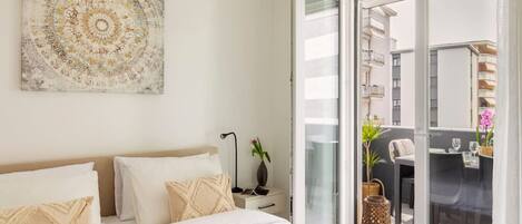 2 slaapkamers, een bureau, een strijkplank/strijkijzer, reisbedje