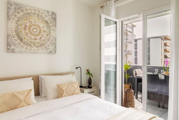 2 makuuhuonetta, työpöytä, silitysrauta/-lauta, vauvan matkasänky