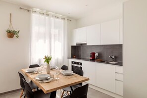 Geladeira, fogão, cooktop, lava-louças