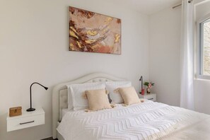 1 chambre, bureau, fer et planche à repasser, lit parapluie