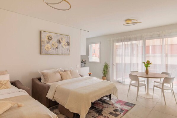 1 habitación, escritorio, tabla de planchar con plancha y cuna de viaje 