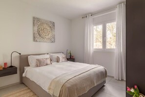1 bedroom, desk, iron/ironing board, travel cot - Beautiful new and modern apartment with parking (Lugano)