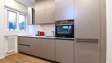 Kühlschrank, Ofen, Herdplatte, Geschirrspüler