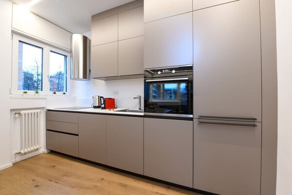 Fridge, oven, stovetop, dishwasher