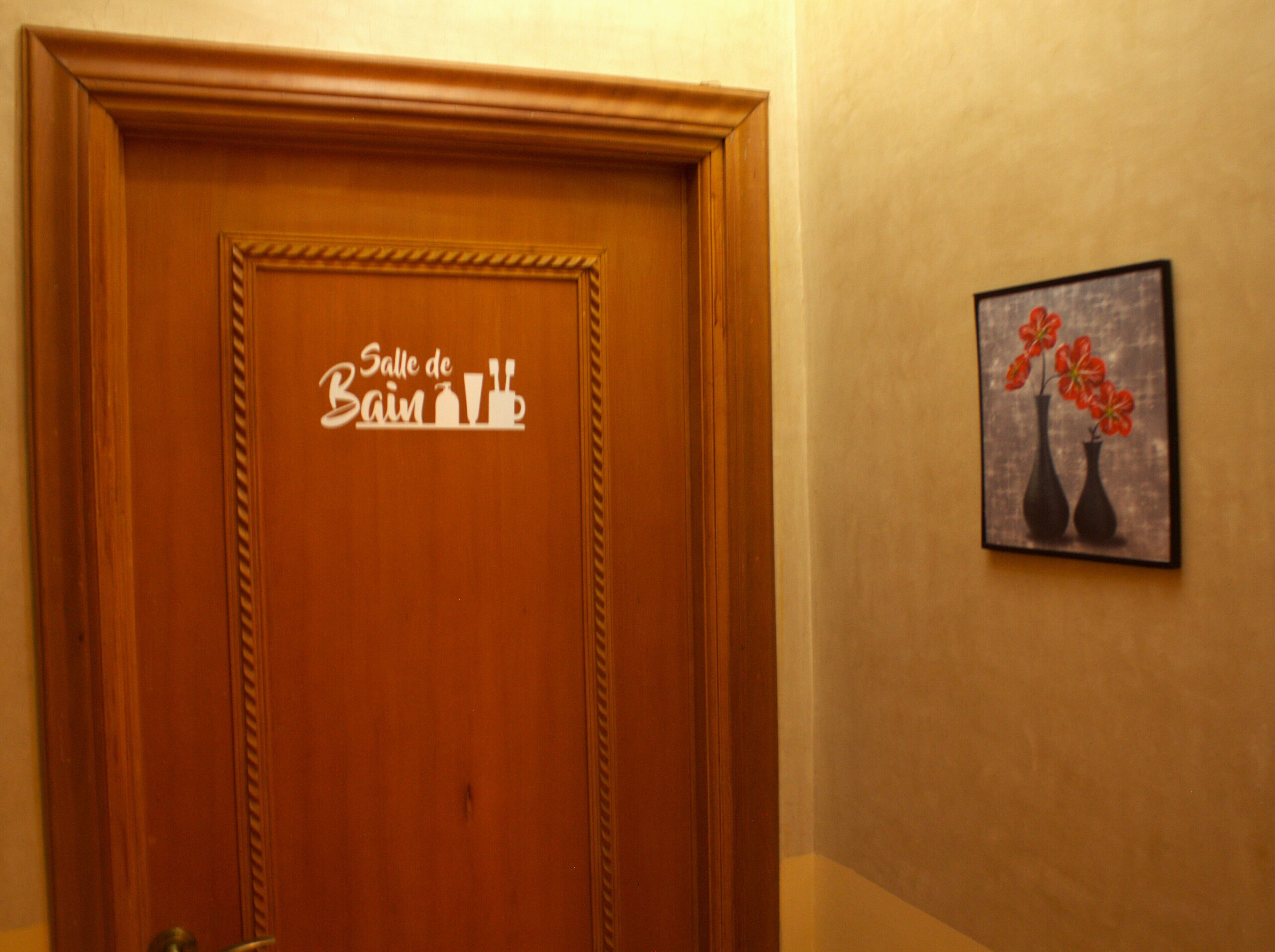 A wooden door with a sign reading "Salle de Bain".