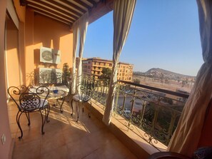 Comfort Penthouse, 1 King Bed | Terrace/patio