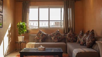 Loftsleilighet – comfort, 1 kingsize-seng | Oppholdsområde | En 40-tommers LED-TV med kabel-kanaler samt TV