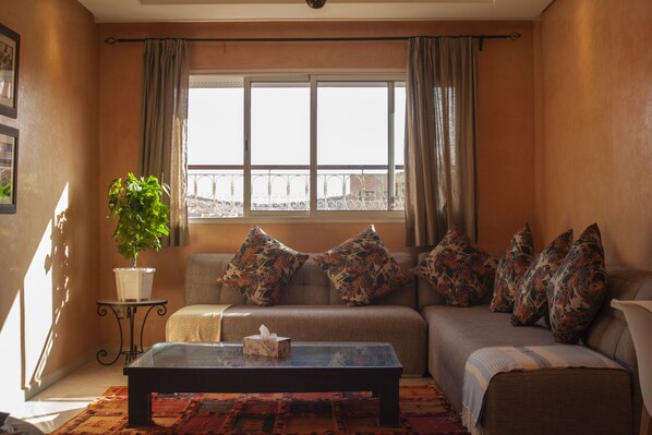 Comfort Penthouse, 1 King Bed | Living area