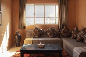 Comfort Penthouse, 1 King Bed | Living area | 40-inch LED TV with cable channels, TV - Amoud apartments & flats (Marrakech)