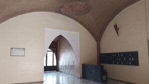 A spacious hall with a high ceiling, tiled floor, and a large arched doorway leading to another room. - Amoud apartments & flats (Marrakech)