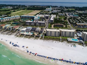 Una spiaggia nelle vicinanze