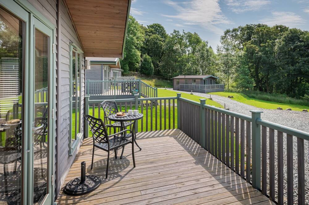Hazel Lodge - a holiday lodge that sleeps 2 with an en-suite
