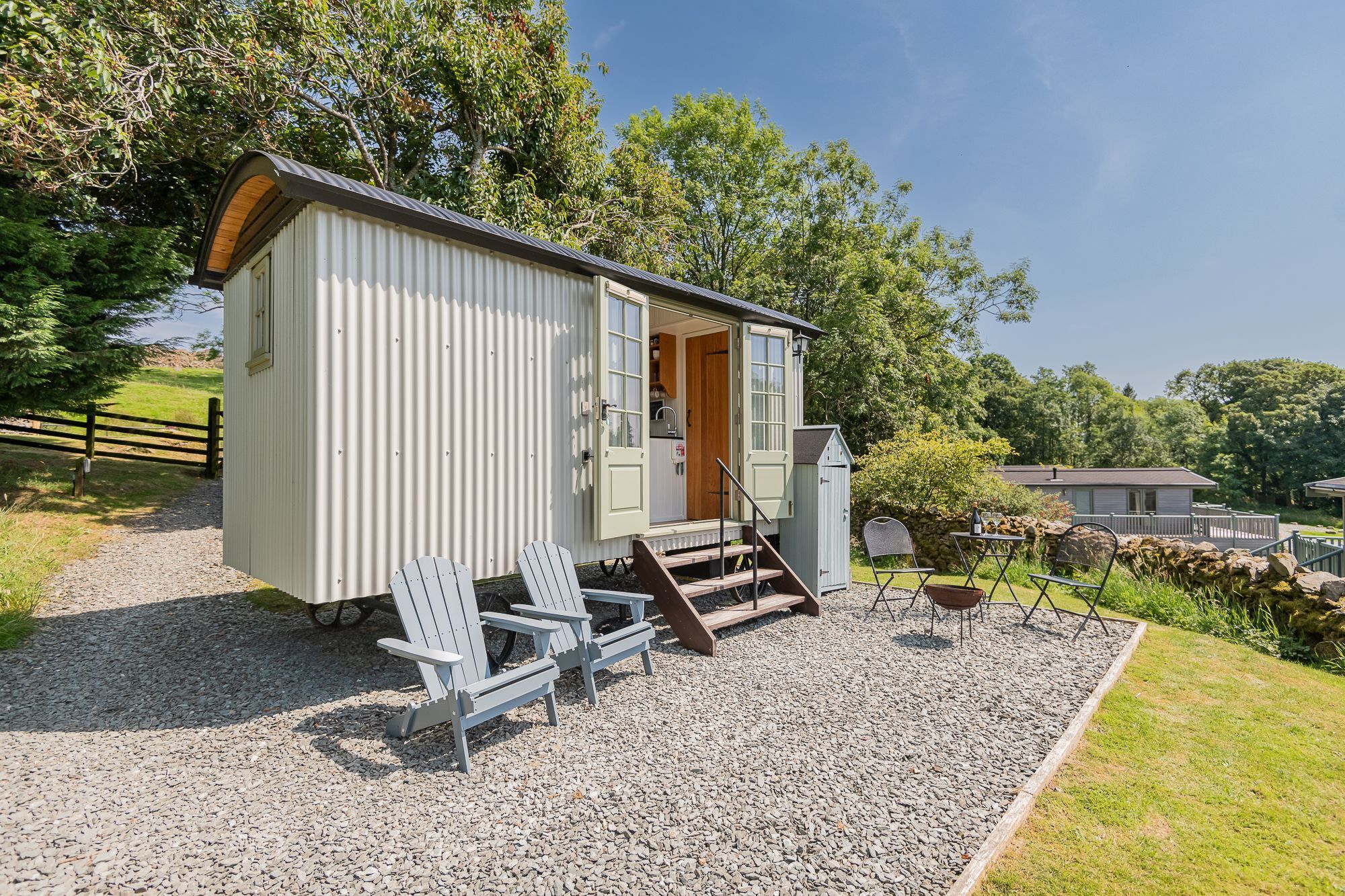 Percy - a holiday Shepherds hut that sleeps 2 with an en-suite