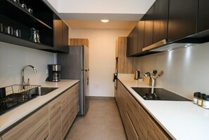 Een koelkast, een microgolfoven, een oven, een kookplaat