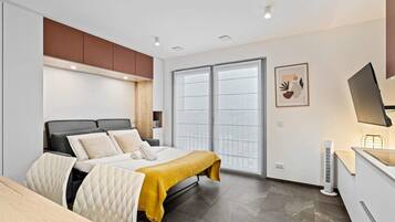 Iron/ironing board, WiFi, bed sheets