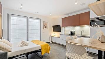 Iron/ironing board, WiFi, bed sheets