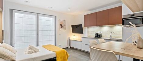 Tabla de planchar con plancha, wifi, ropa de cama