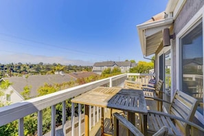 Outdoor dining - Unwind in Stunning Solana Beach Ocean View Rental (Solana Beach)