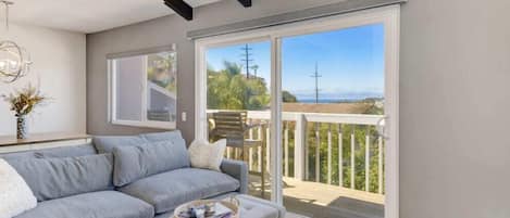 Fernseher, Kamin, Bücher, Arbeitsbereiche