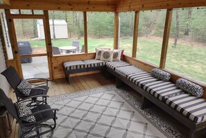 Smart-TV, Kamin, Bücher