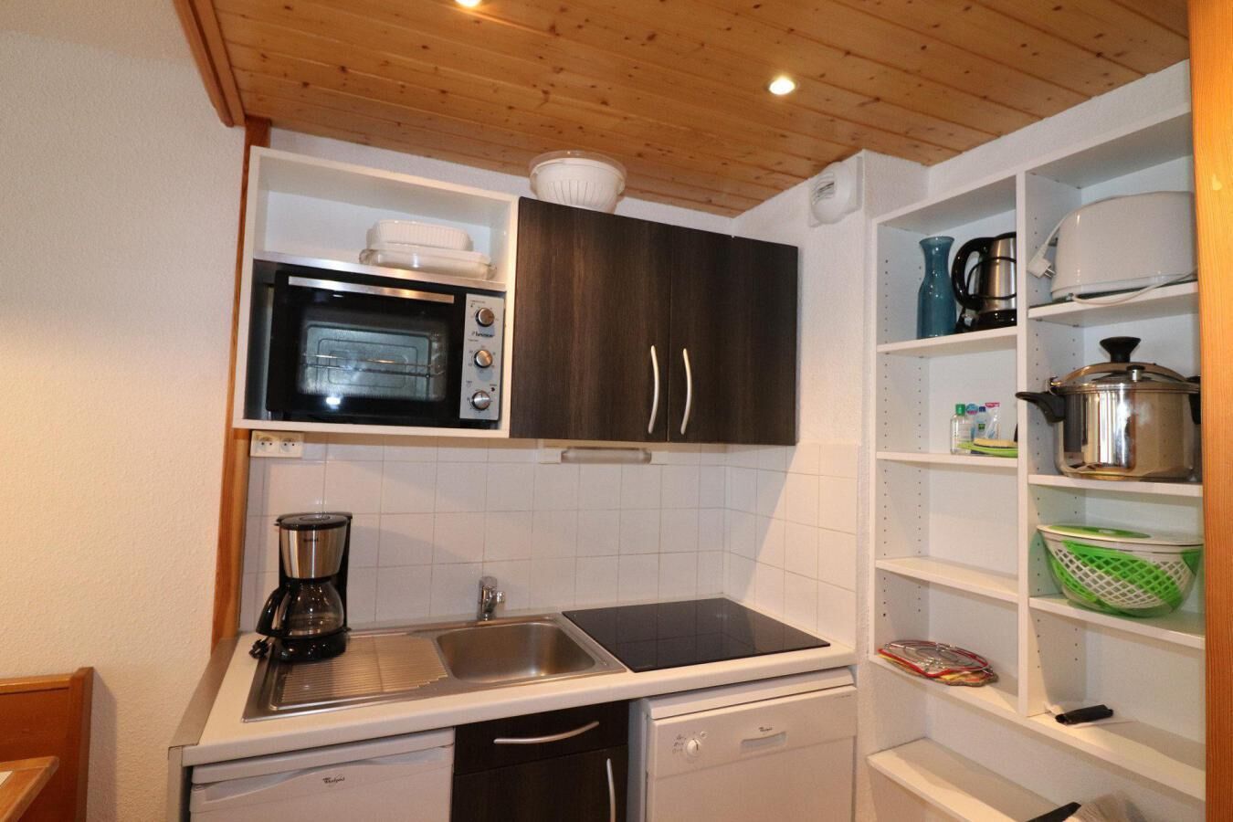Kylskåp, mikrovågsugn och diskmaskin