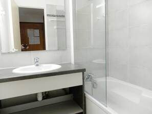 Bathtub - 100m from resort center, 4th floor, balcony, tv, ski locker, 37m², Tignes (Tignes)