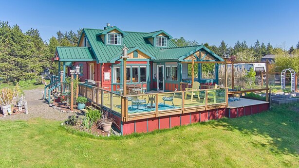 A house with a green roof, a deck, and a fenced garden area. - Dogs Ok, Large Deck, BBQ, Fire pit, Close to Beach (Brock) (Long Beach)