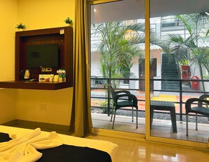 클래식 더블룸 | 고급 침구, 메모리폼 침대, 책상, 노트북 작업 공간