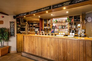 2 bars/lounges