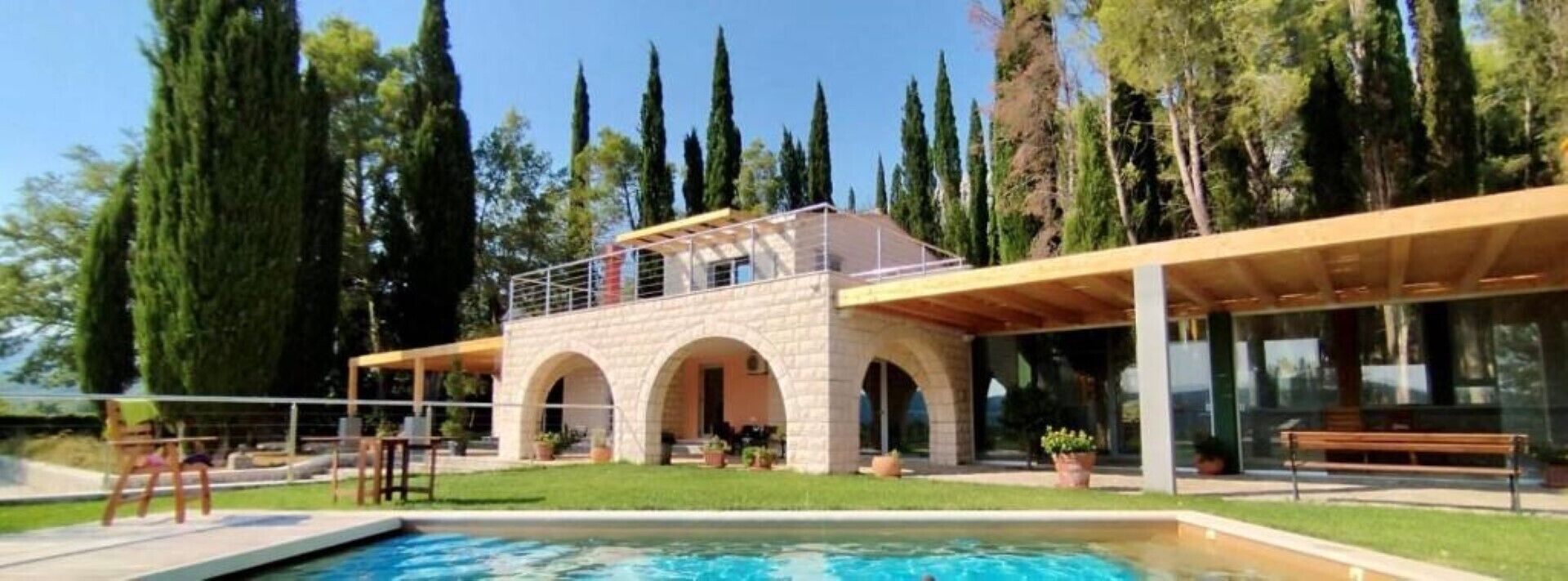 Een buitenzwembad, een verwarmd zwembad