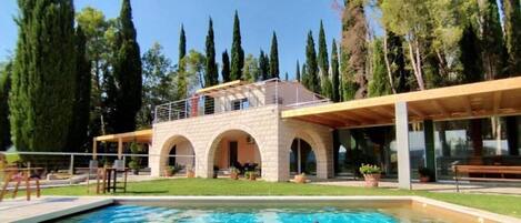 Utendørsbasseng og et oppvarmet basseng