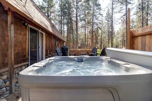 Terrace/patio - Martingale Lodge Cozy 3 bdrm, 2 bath, Sisters Oregon, private hot tub, backyard (Sisters)