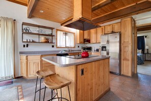 Fridge, microwave, oven, stovetop - Martingale Lodge Cozy 3 bdrm, 2 bath, Sisters Oregon, private hot tub, backyard (Sisters)