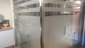 Dusche, Haartrockner, Bidet, Seife
