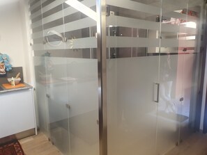 Shower, hair dryer, bidet, soap -  All Inclusive Deluxe Penthouse Studio (Sestri Levante)