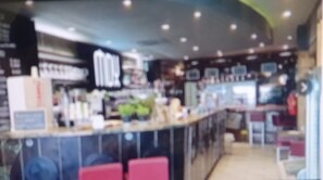 Petit déjeuner continental (10 EUR par personne)