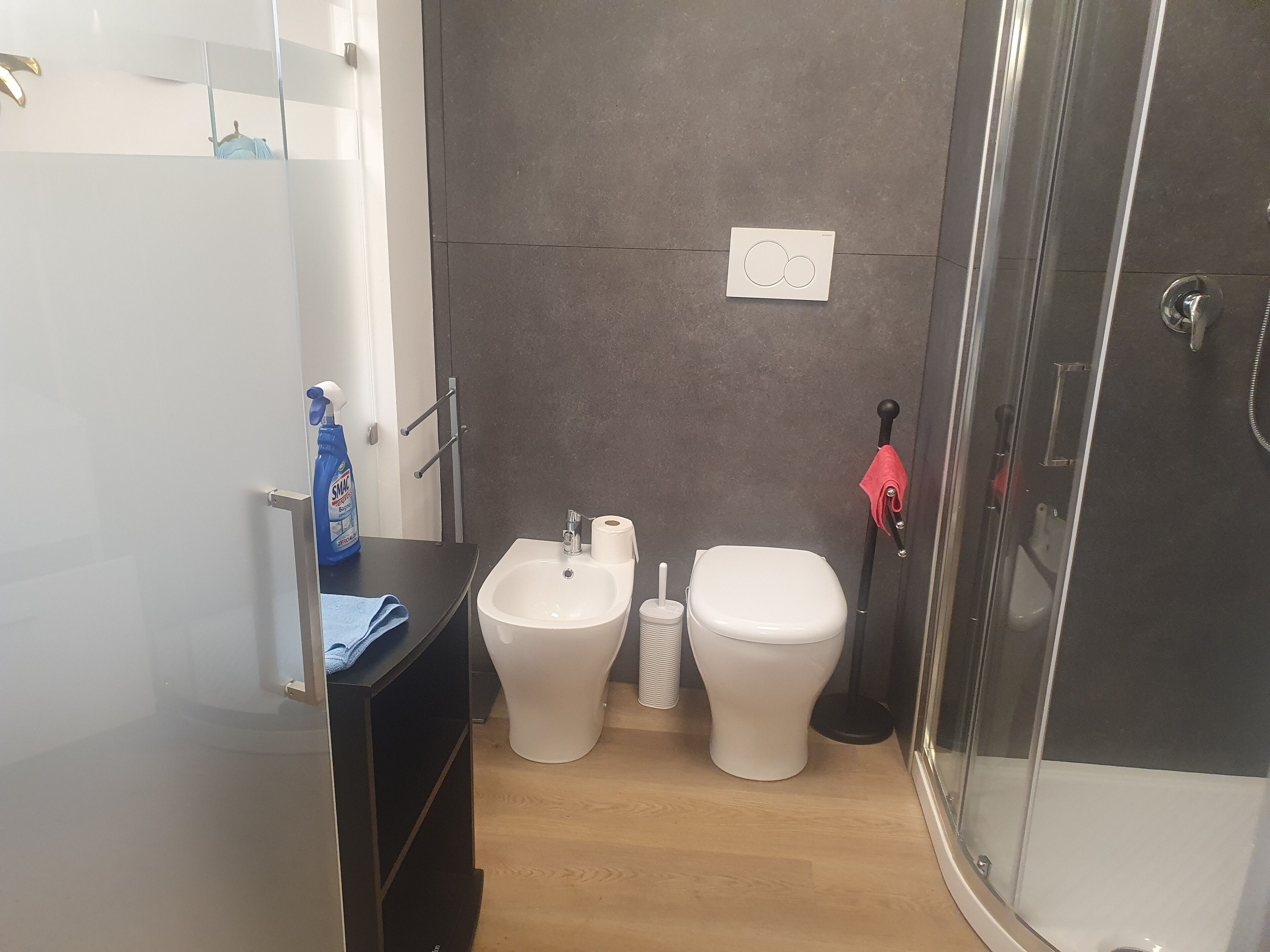 Un bagno con lavandino, WC e doccia.