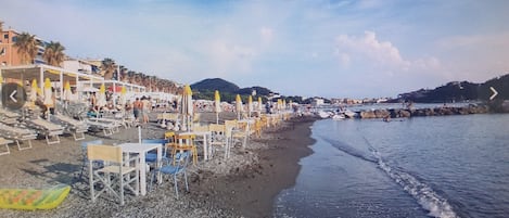 Spiaggia privata, sabbia scura, lettini da mare, ombrelloni