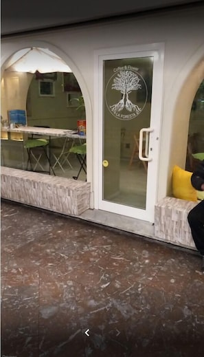 Päivittäinen mannermainen aamiainen (10 EUR per henkilö)