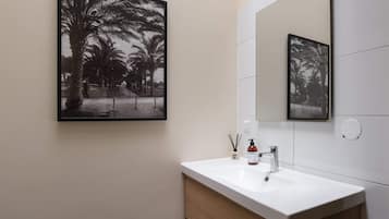 Een bad, een haardroger, handdoeken