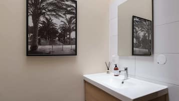Bathtub, hair dryer, towels