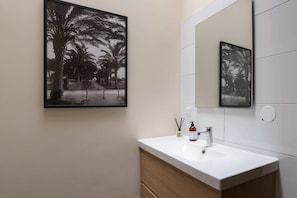 Badewanne, Haartrockner, Handtücher