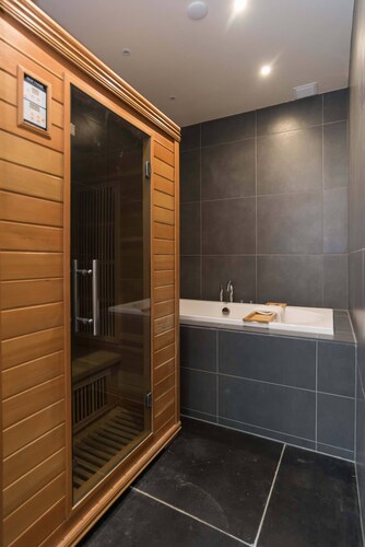 Six Boutique Hotel - Room with Bathtub and Sauna
