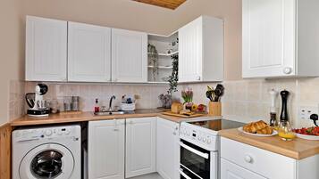 Jääkaappi, mikroaaltouuni, uuni, vedenkeitin